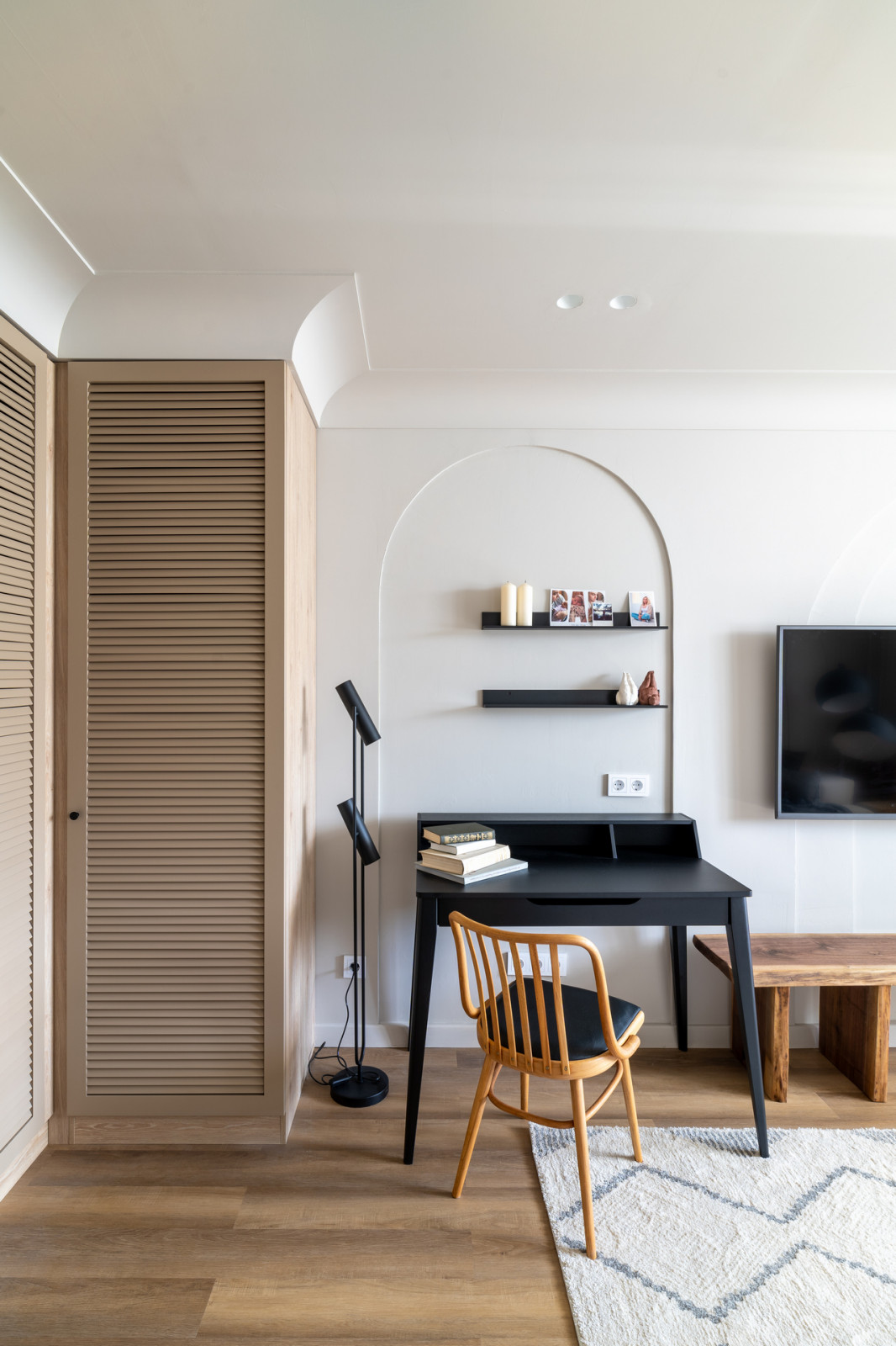 Солнце, арки и осиное гнездо в гостиной