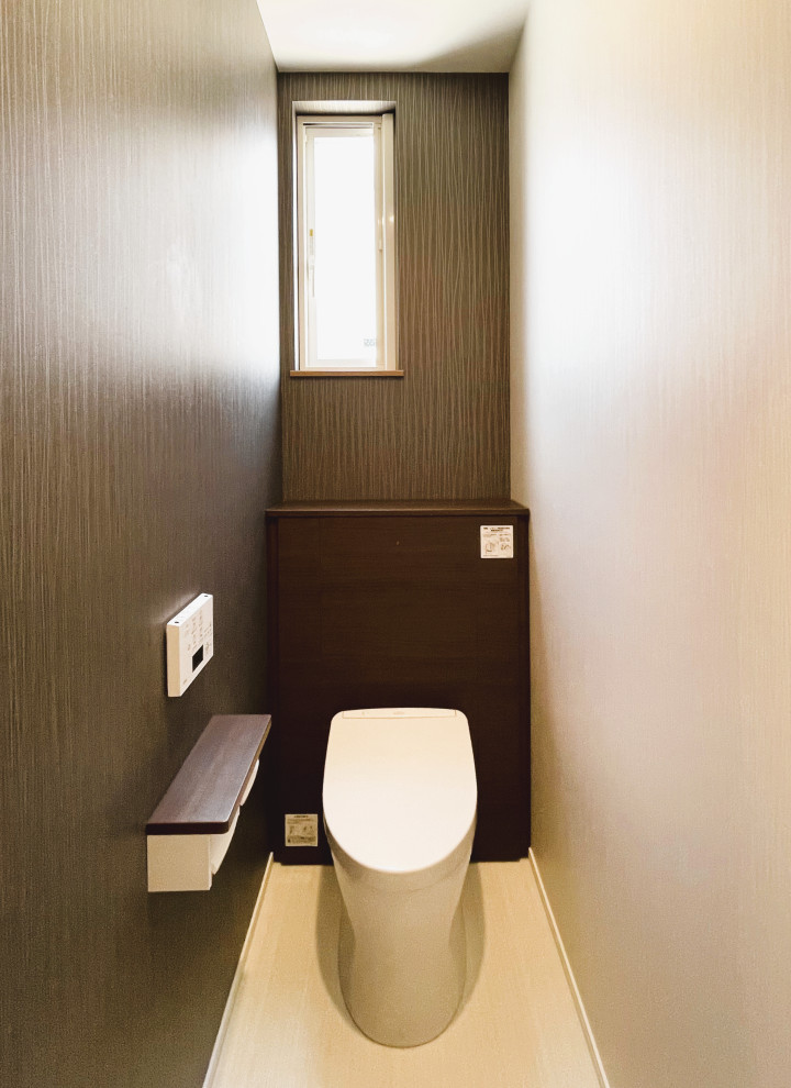 Cette image montre un petit WC et toilettes design avec WC à poser, un mur marron, un sol beige, un plafond en papier peint et du papier peint.