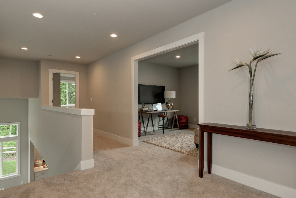 Transitional hallway photo in Boise