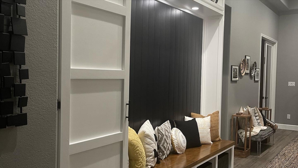 Стильный дизайн: большое фойе с серыми стенами, полом из керамической плитки, одностворчатой входной дверью, черной входной дверью, разноцветным полом, сводчатым потолком и панелями на части стены - последний тренд