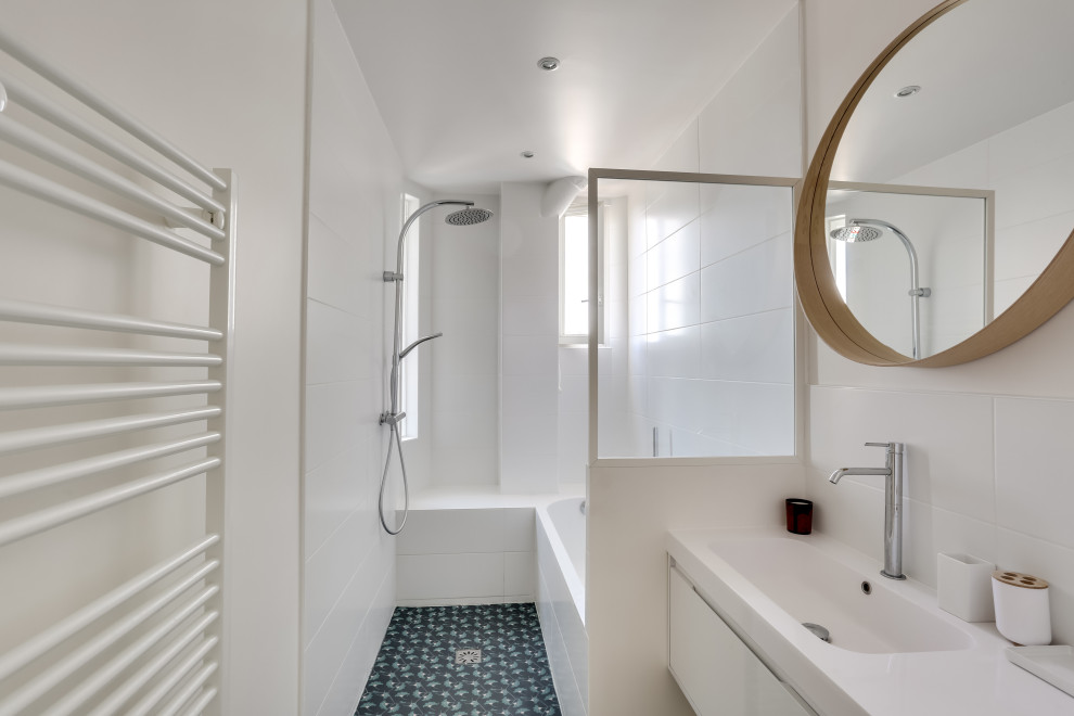 Идея дизайна: гостиная комната среднего размера, в белых тонах с отделкой деревом в стиле неоклассика (современная классика) с белыми стенами, полом из керамической плитки и разноцветным полом