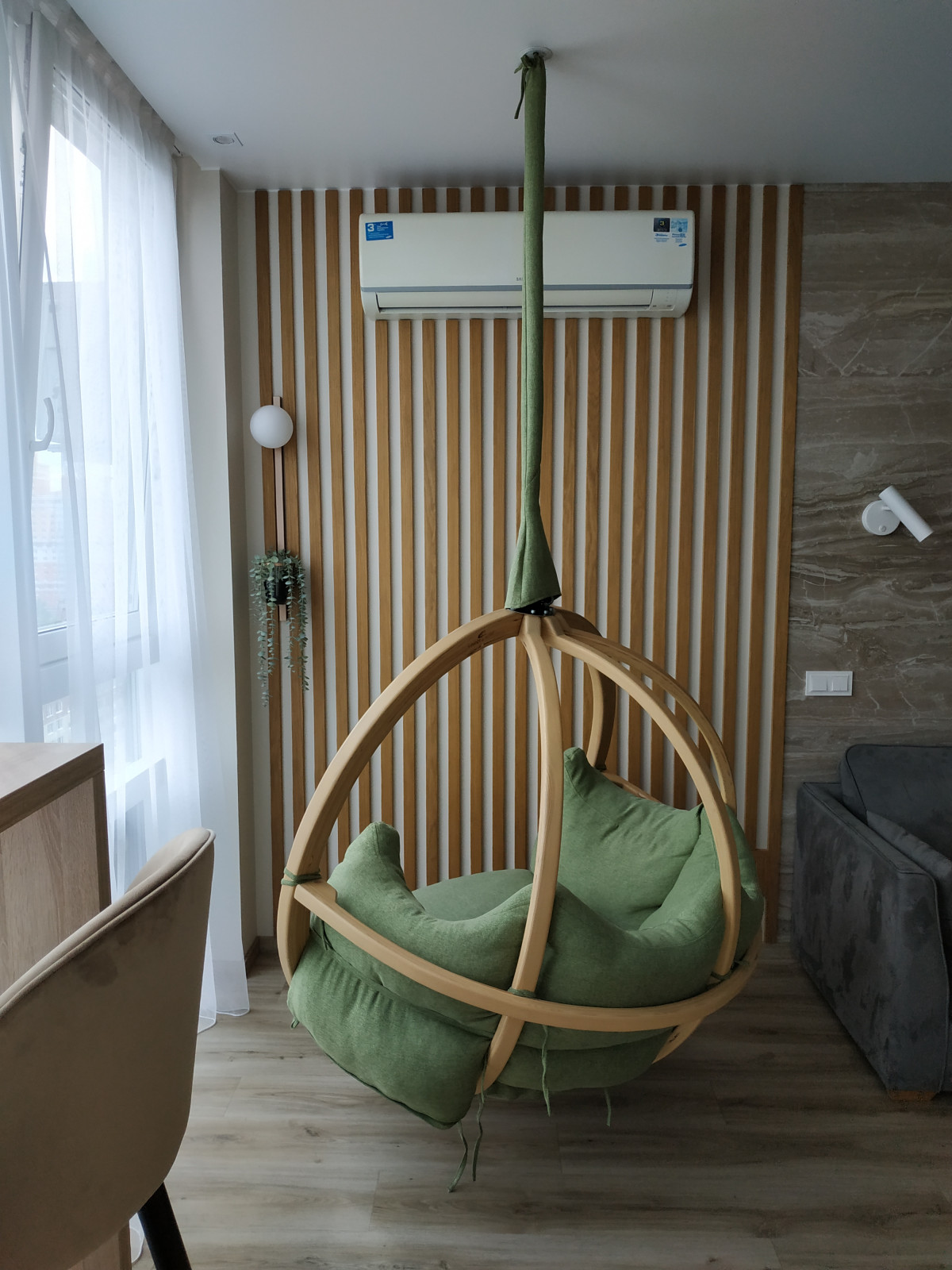 Экостиль с подвесным креслом