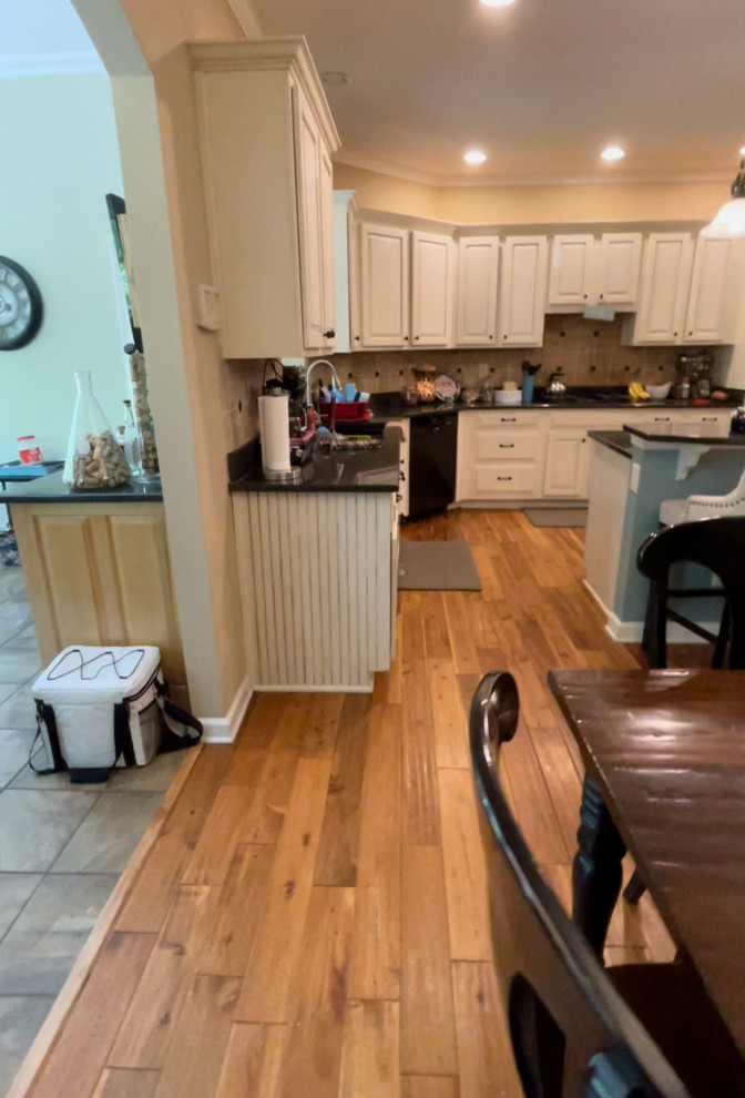 Inspiration for a transitional home design remodel in Atlanta