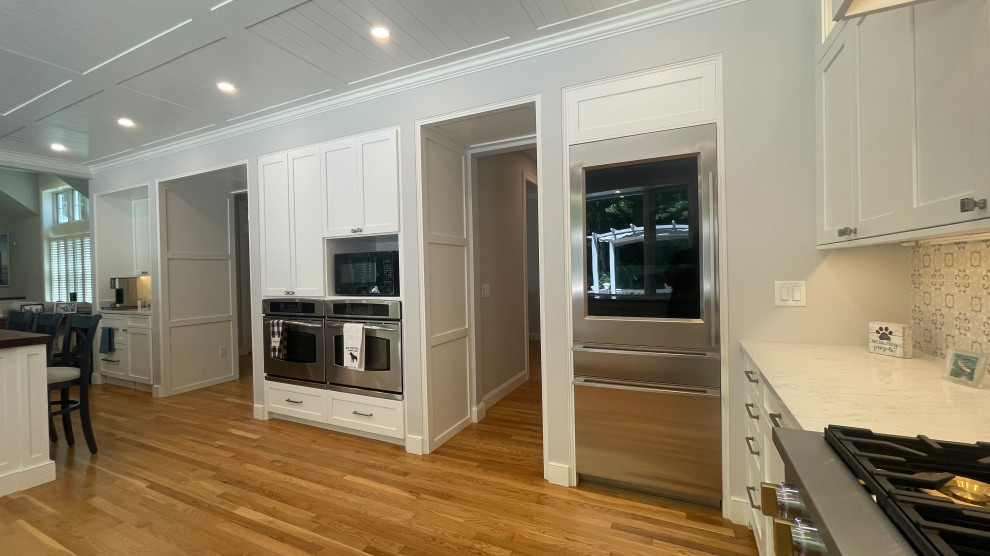 Kitchen - transitional kitchen idea in Boston
