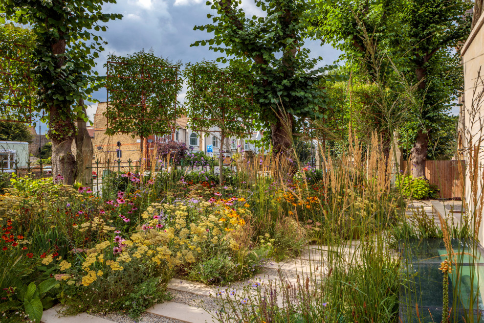 ロンドンにあるラグジュアリーな中くらいな、夏のコンテンポラリースタイルのおしゃれな庭 (ゼリスケープ、日向、天然石敷き、金属フェンス) の写真