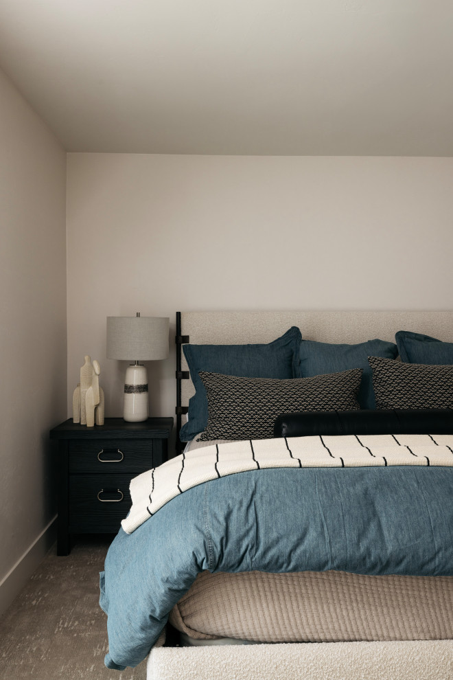 Example of a large transitional home design design in Phoenix