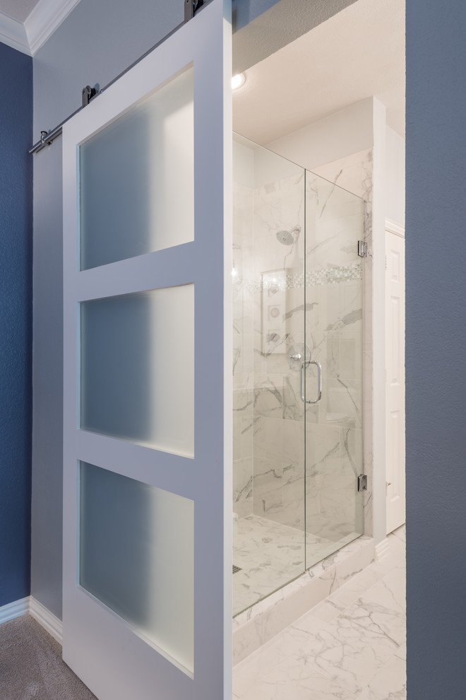 Photo of a small transitional master bathroom in Dallas with an open shower, white tile, porcelain tile, grey walls, porcelain floors, white floor and a hinged shower door.