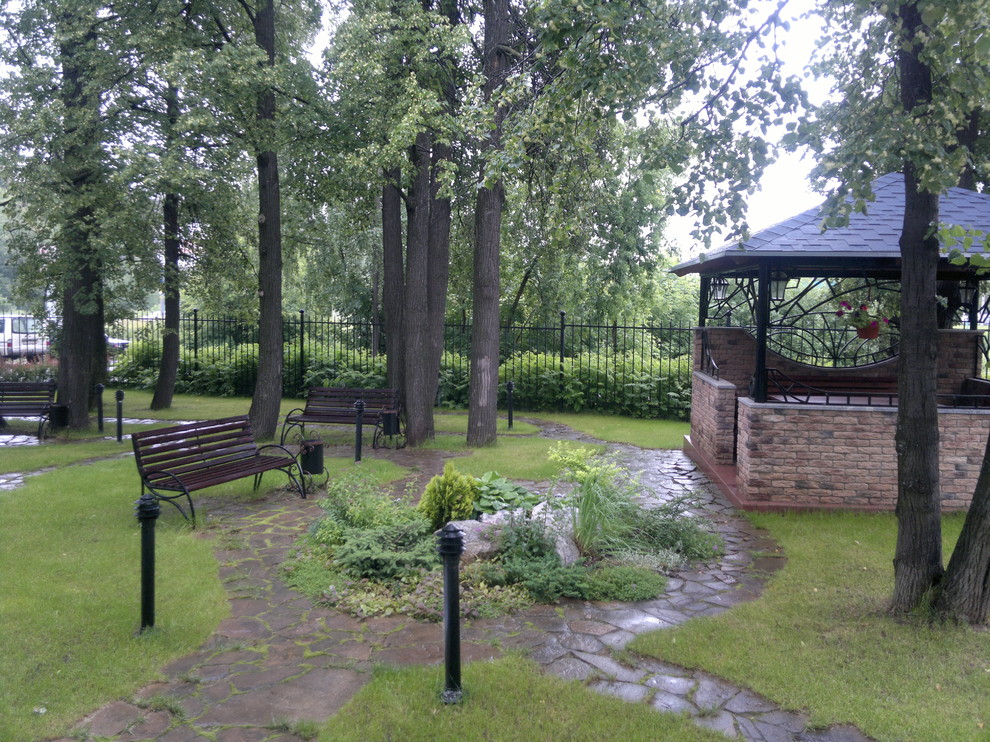 Прилегающая к офису территория. Место для отдыха.