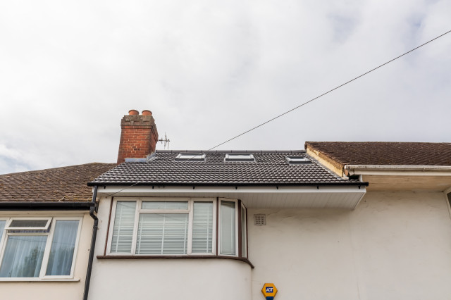 LOFT CONVERSION IN NORTHOLT modern-fasad