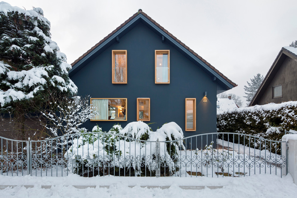 Inspiration for a scandinavian exterior in Berlin with a gable roof.