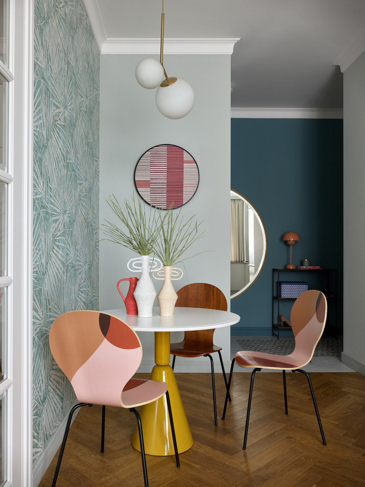 Стильный дизайн: столовая в современном стиле с синими стенами, паркетным полом среднего тона и обоями на стенах - последний тренд