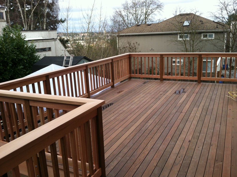 Small traditional backyard deck in Seattle.
