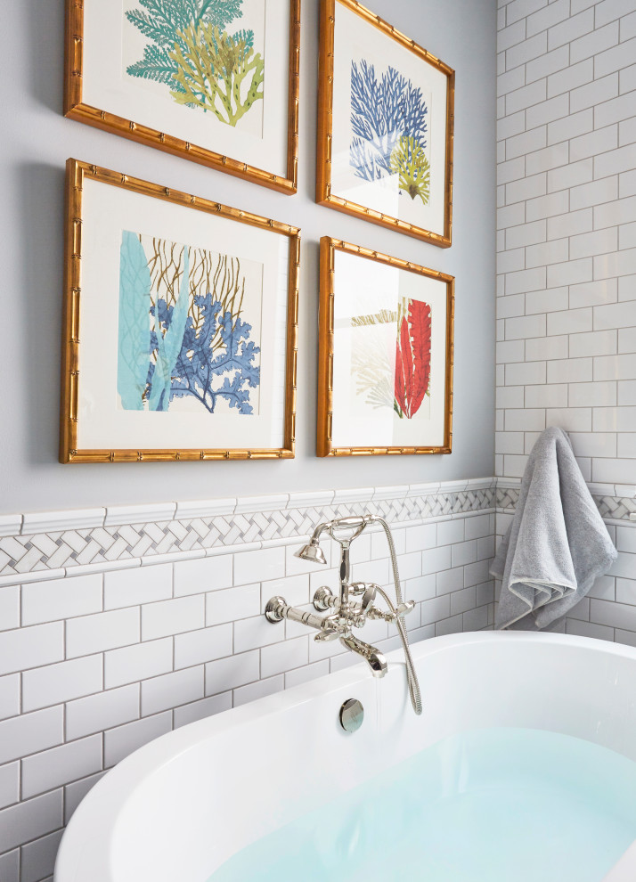 Пример оригинального дизайна: главная ванная комната среднего размера в викторианском стиле с фасадами в стиле шейкер, серыми фасадами, отдельно стоящей ванной, открытым душем, унитазом-моноблоком, белой плиткой, цементной плиткой, серыми стенами, полом из мозаичной плитки, накладной раковиной, столешницей из кварцита, белым полом, открытым душем, белой столешницей, тумбой под одну раковину и встроенной тумбой