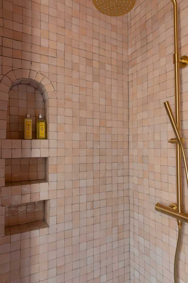 Inredning av ett modernt litet en-suite badrum, med släta luckor, ett fristående badkar, en hörndusch, vit kakel, rosa väggar, cementgolv, ett nedsänkt handfat och flerfärgat golv