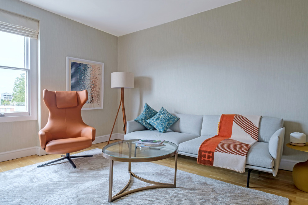 Design ideas for a contemporary living room in London.