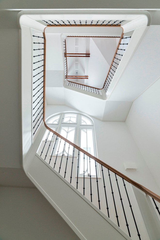 Inspiration for a traditional wood u-shaped staircase in Hamburg with wood risers.