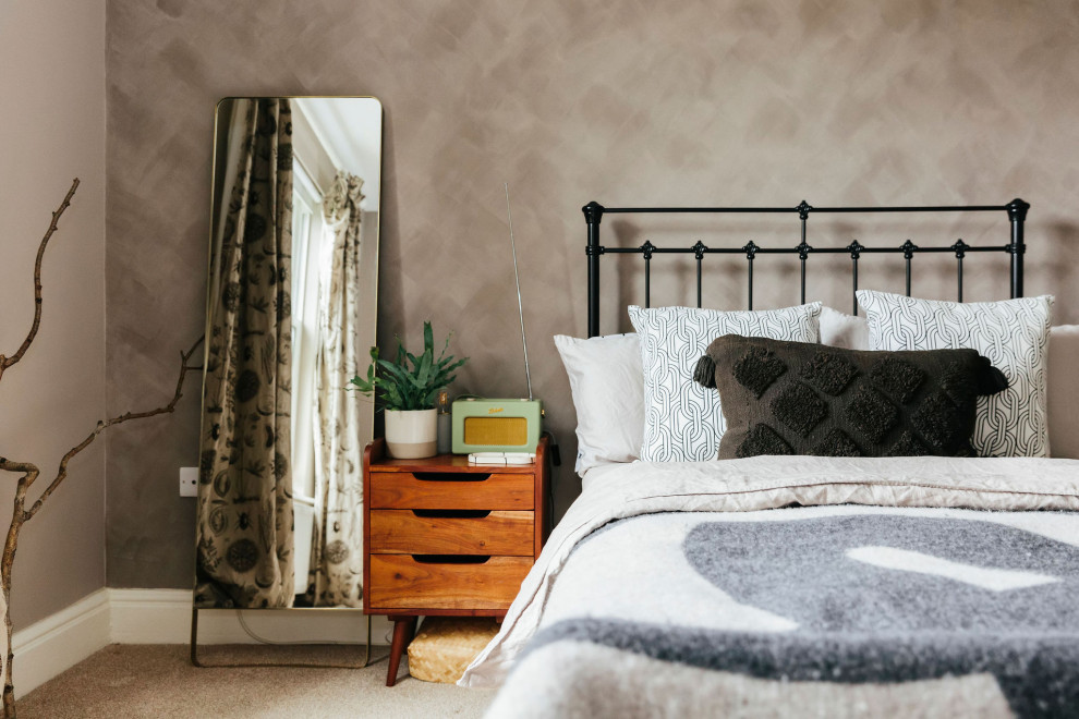 Стильный дизайн: хозяйская спальня среднего размера в современном стиле с коричневыми стенами, ковровым покрытием, стандартным камином, фасадом камина из штукатурки и бежевым полом - последний тренд