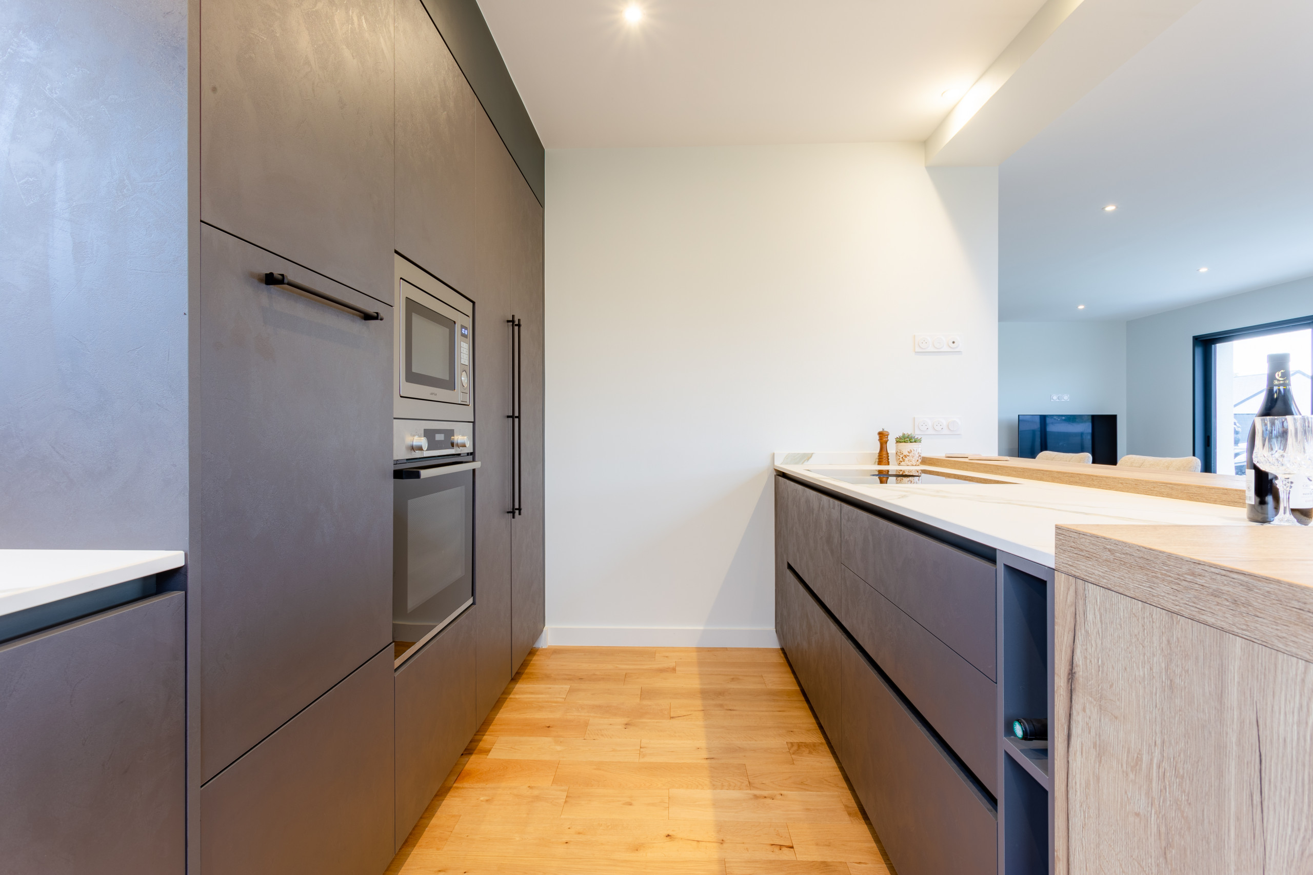 Création dune cuisine ouverte avec coin repas dans un pavillon contemporrain