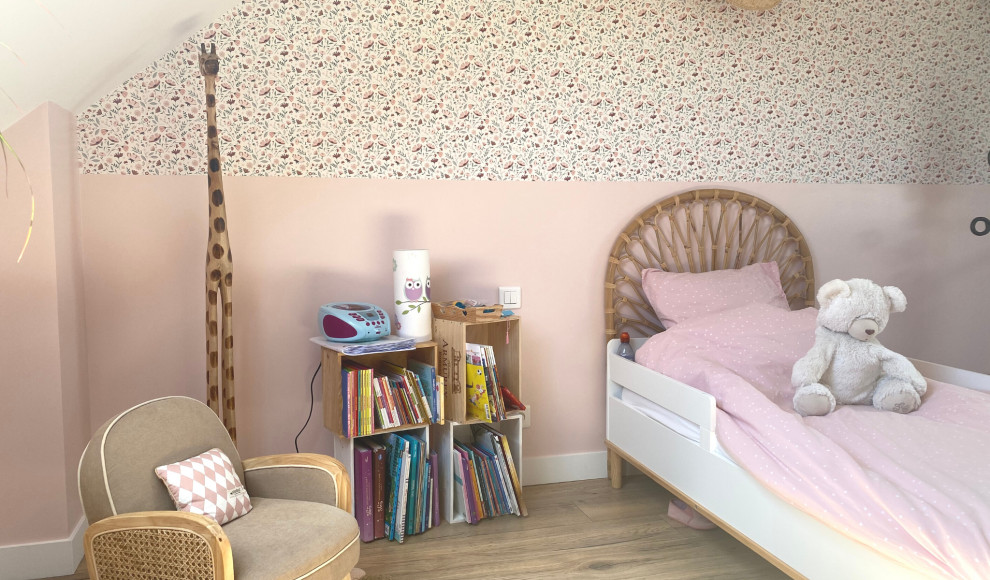 Idéer för att renovera ett mellanstort retro flickrum kombinerat med sovrum och för 4-10-åringar, med rosa väggar, ljust trägolv och beiget golv