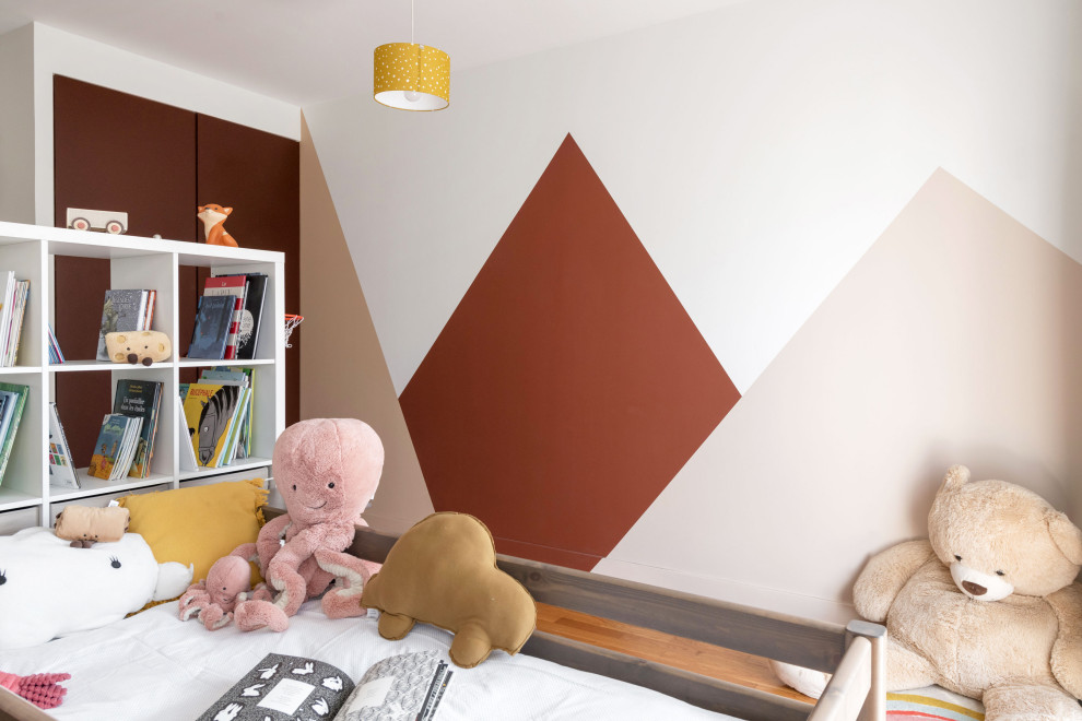 Exempel på ett stort minimalistiskt pojkrum kombinerat med sovrum och för 4-10-åringar, med bruna väggar, laminatgolv och beiget golv