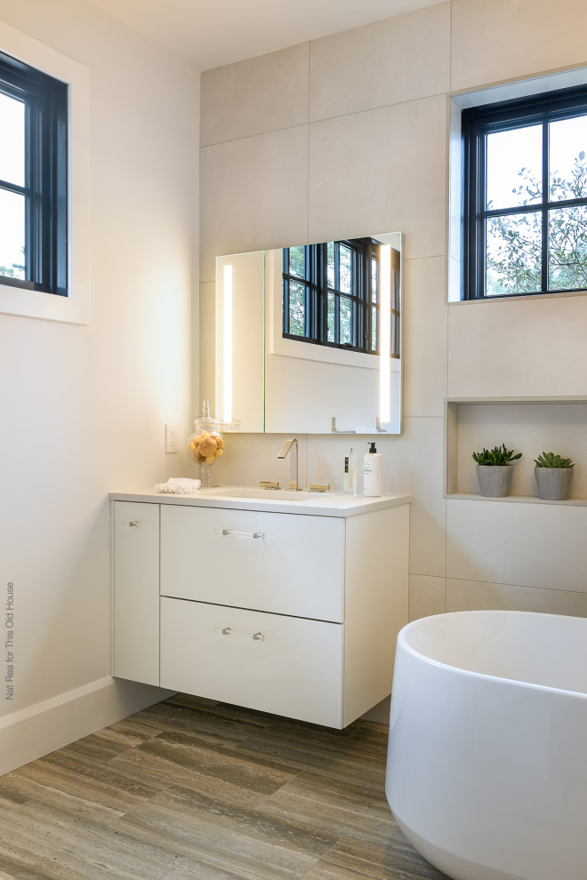 カントリー風のおしゃれな浴室 (置き型浴槽、バリアフリー、ニッチ) の写真