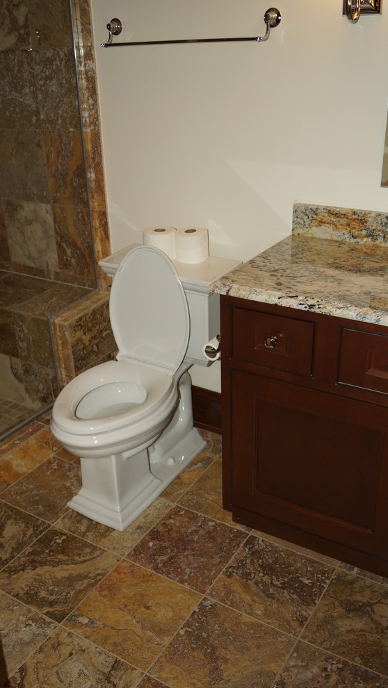 Example of a transitional home design design in Chicago