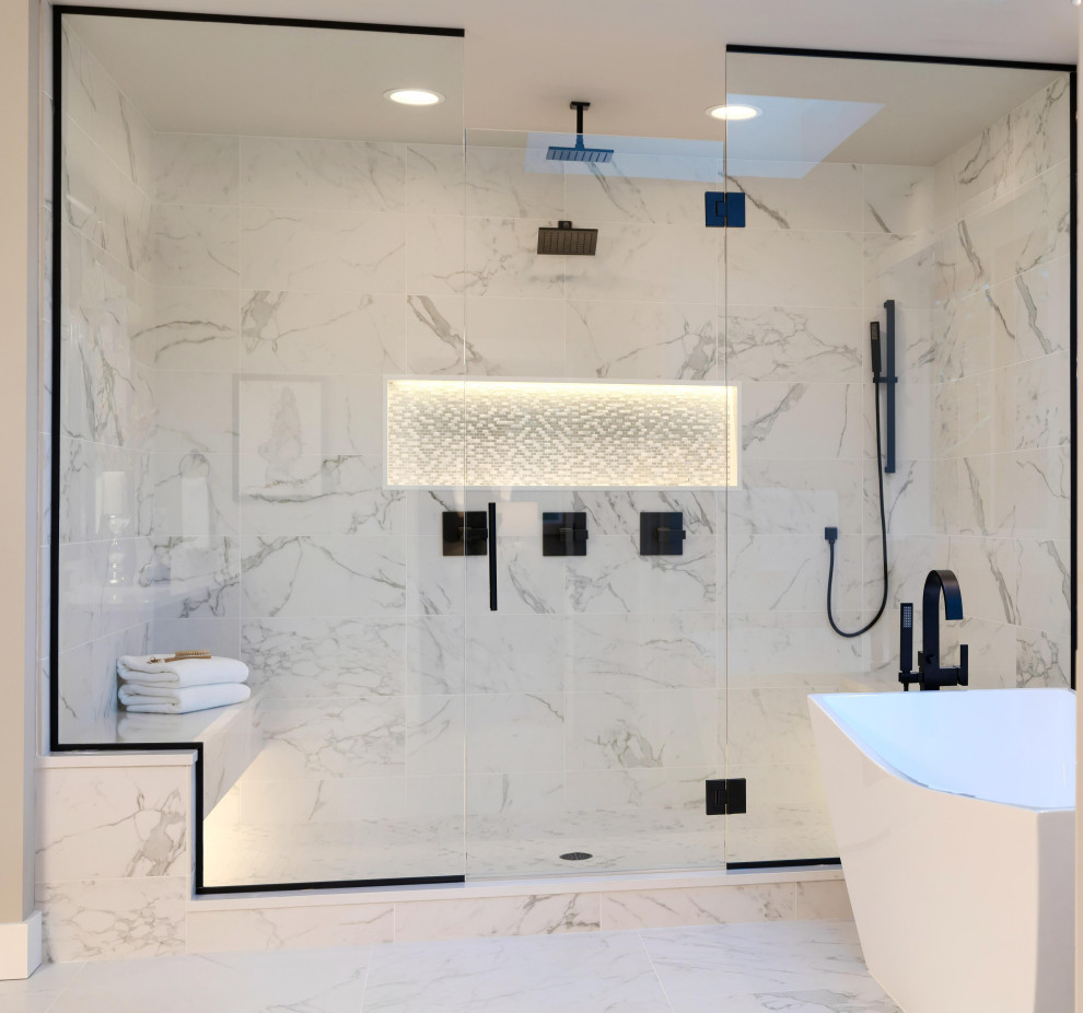 Idéer för stora vitt en-suite badrum, med skåp i shakerstil, bruna skåp, ett fristående badkar, vit kakel, porslinskakel, vita väggar, klinkergolv i porslin, ett undermonterad handfat, bänkskiva i kvartsit, vitt golv och dusch med gångjärnsdörr