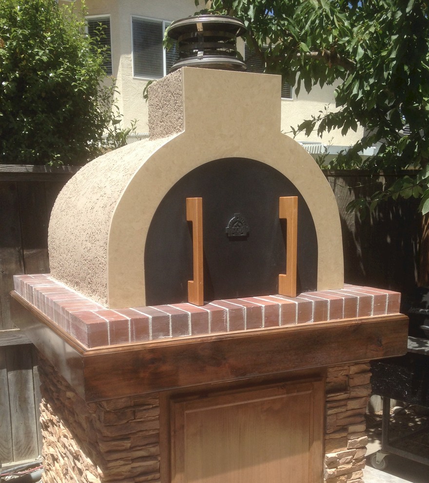 Design ideas for a small traditional backyard patio in San Francisco with an outdoor kitchen and no cover.