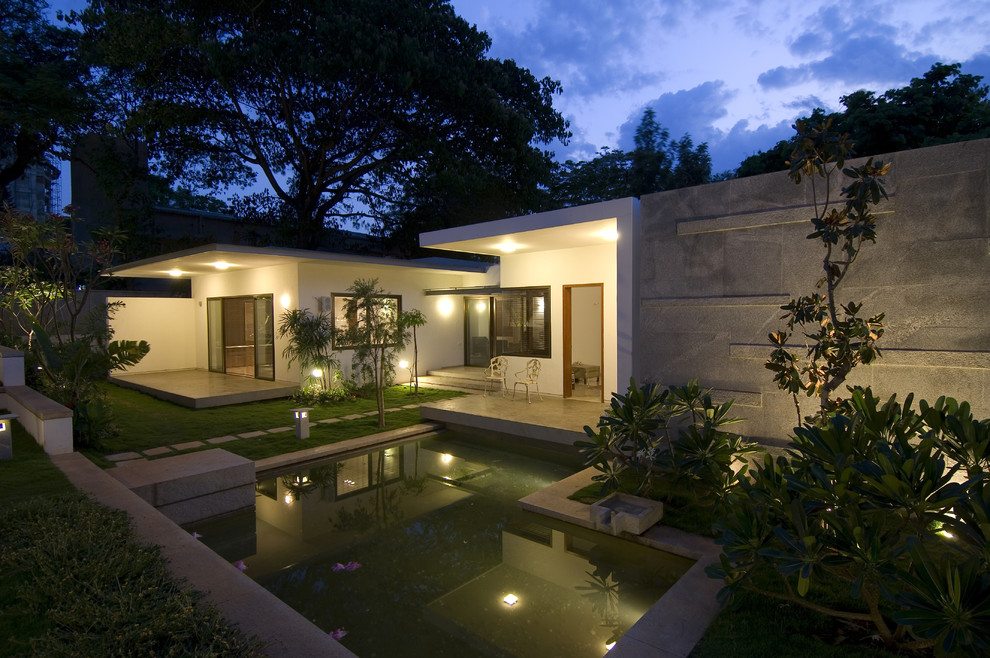 Design ideas for a contemporary garden in Bengaluru.