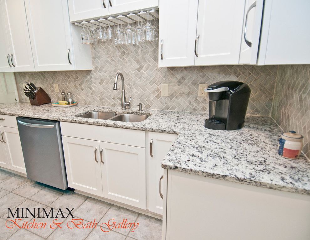 Inspiration for a mid-sized transitional u-shaped porcelain tile eat-in kitchen remodel with an undermount sink, shaker cabinets, white cabinets, quartz countertops, gray backsplash, stone tile backsplash and stainless steel appliances