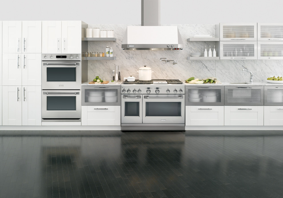 Example of a minimalist kitchen design in Miami