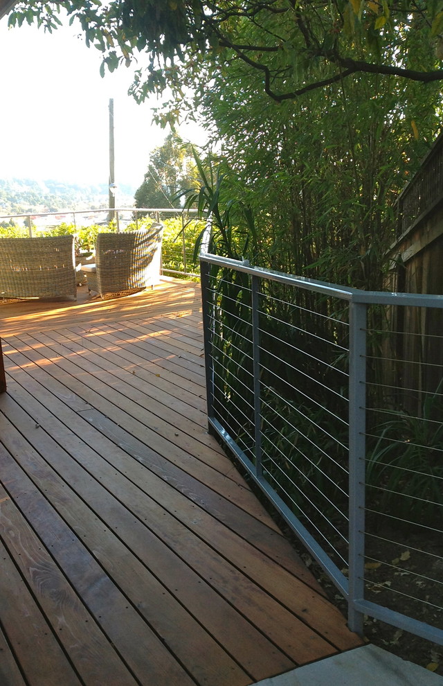 This is an example of a mid-sized modern deck in San Francisco.