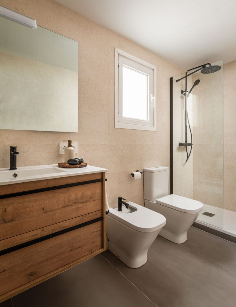 Immagine di una stanza da bagno padronale mediterranea di medie dimensioni con doccia aperta, piastrelle beige, piastrelle in ceramica, pavimento in gres porcellanato e mobile bagno sospeso