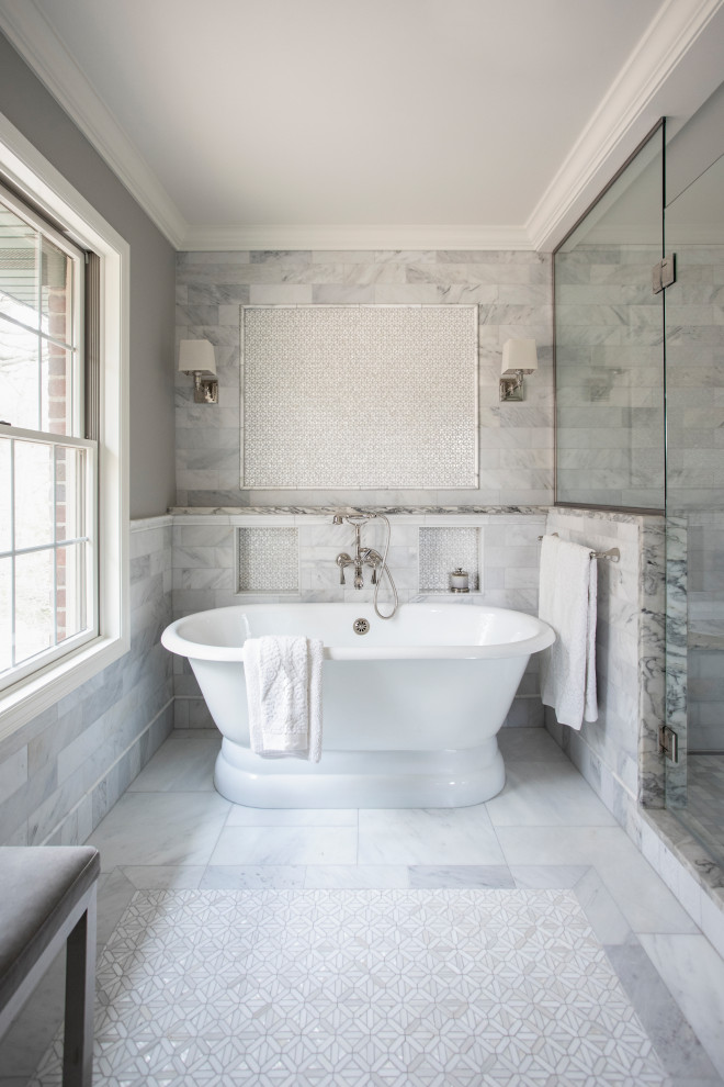 Foto på ett mellanstort vintage vit en-suite badrum, med ett fristående badkar, en hörndusch, vit kakel, marmorkakel, vita väggar, marmorgolv, ett undermonterad handfat, marmorbänkskiva, vitt golv och dusch med gångjärnsdörr