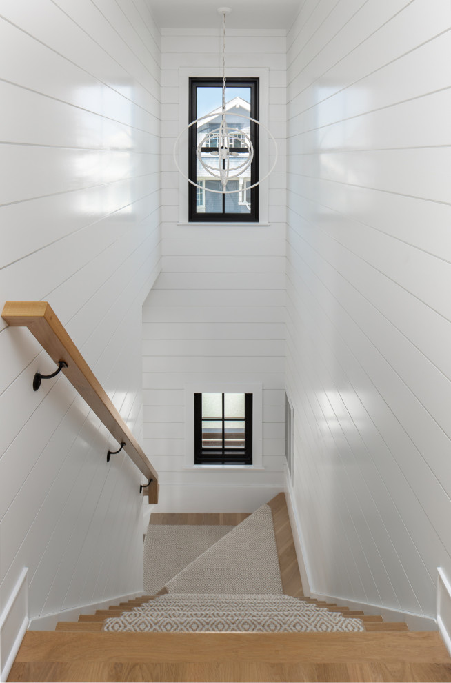 Свежая идея для дизайна: прямая лестница среднего размера в морском стиле с деревянными ступенями, крашенными деревянными подступенками, деревянными перилами и стенами из вагонки - отличное фото интерьера