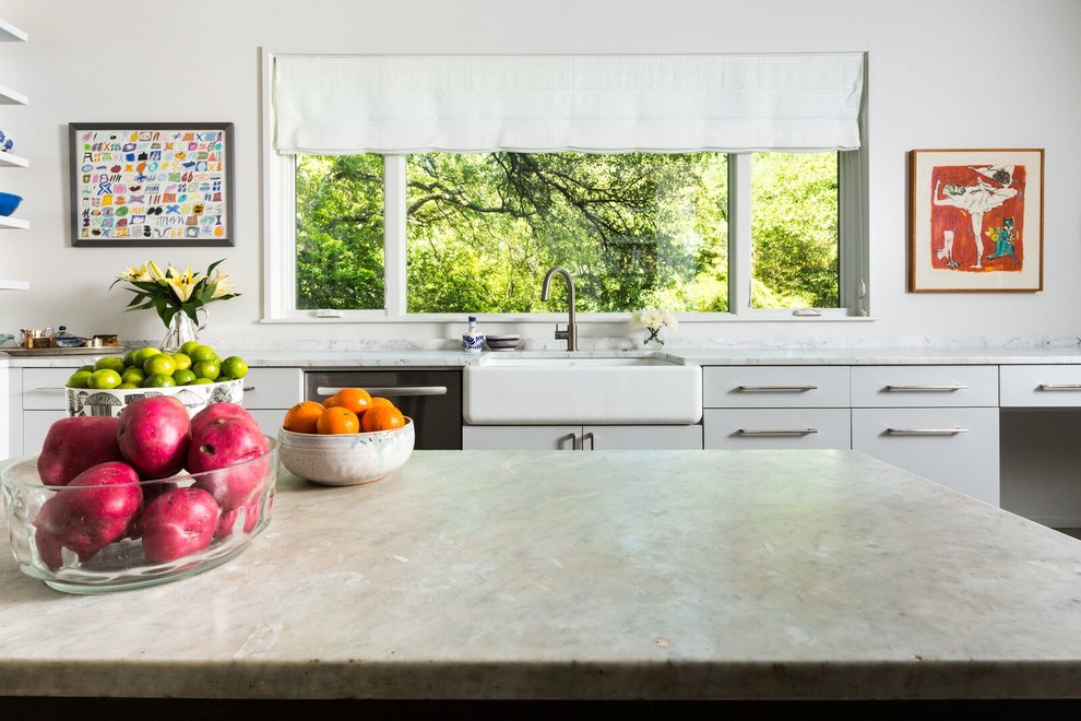 Kitchen - transitional kitchen idea in Austin