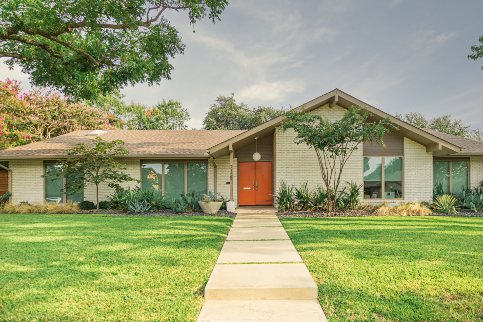 This is an example of a retro house exterior in Dallas.