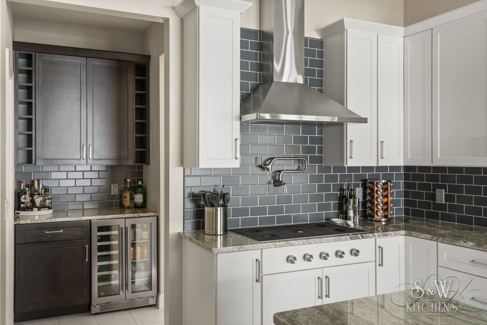 Kitchen - transitional kitchen idea in Orlando
