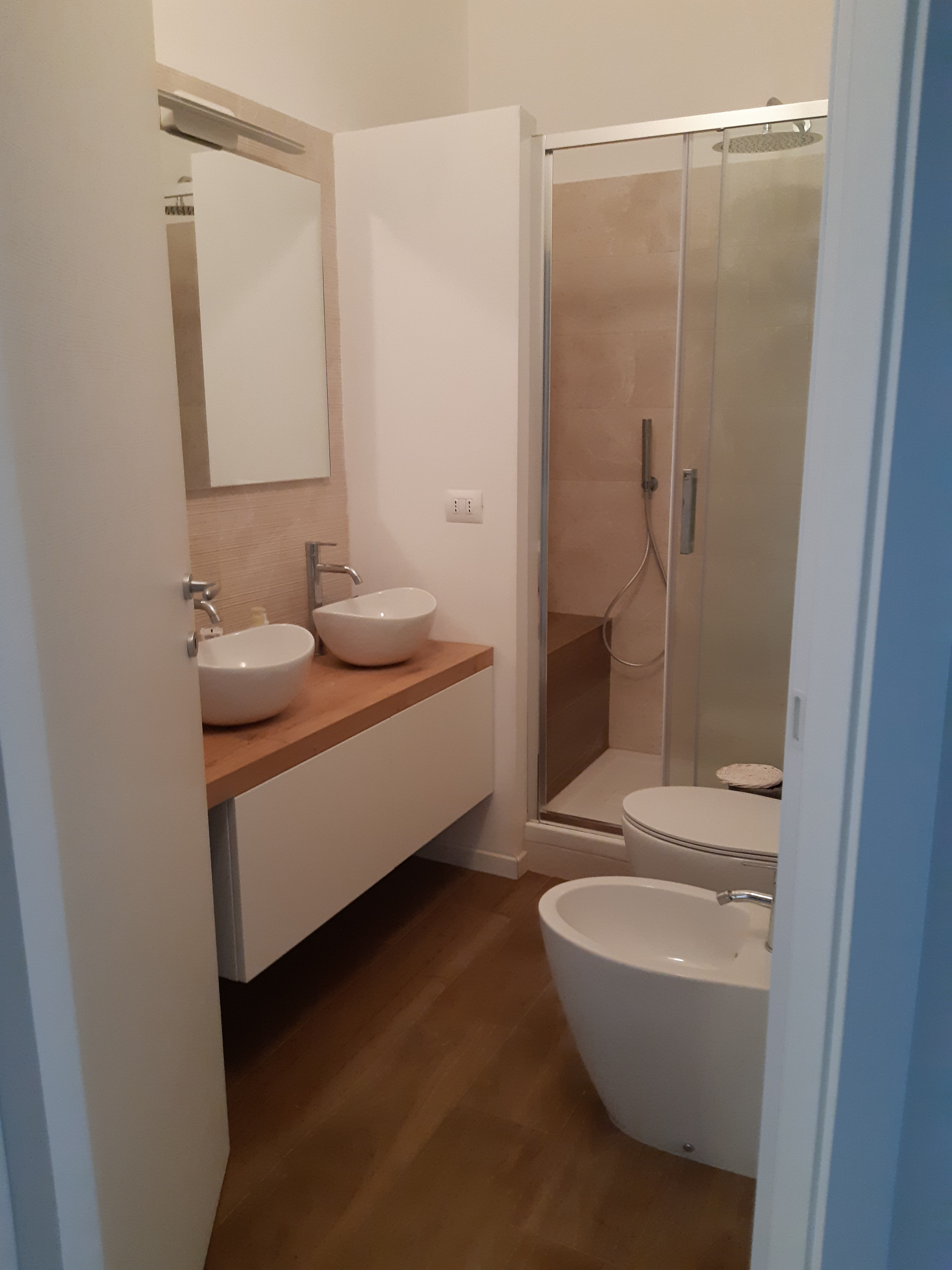 VIA PACINI | Bagno con doppio lavabo