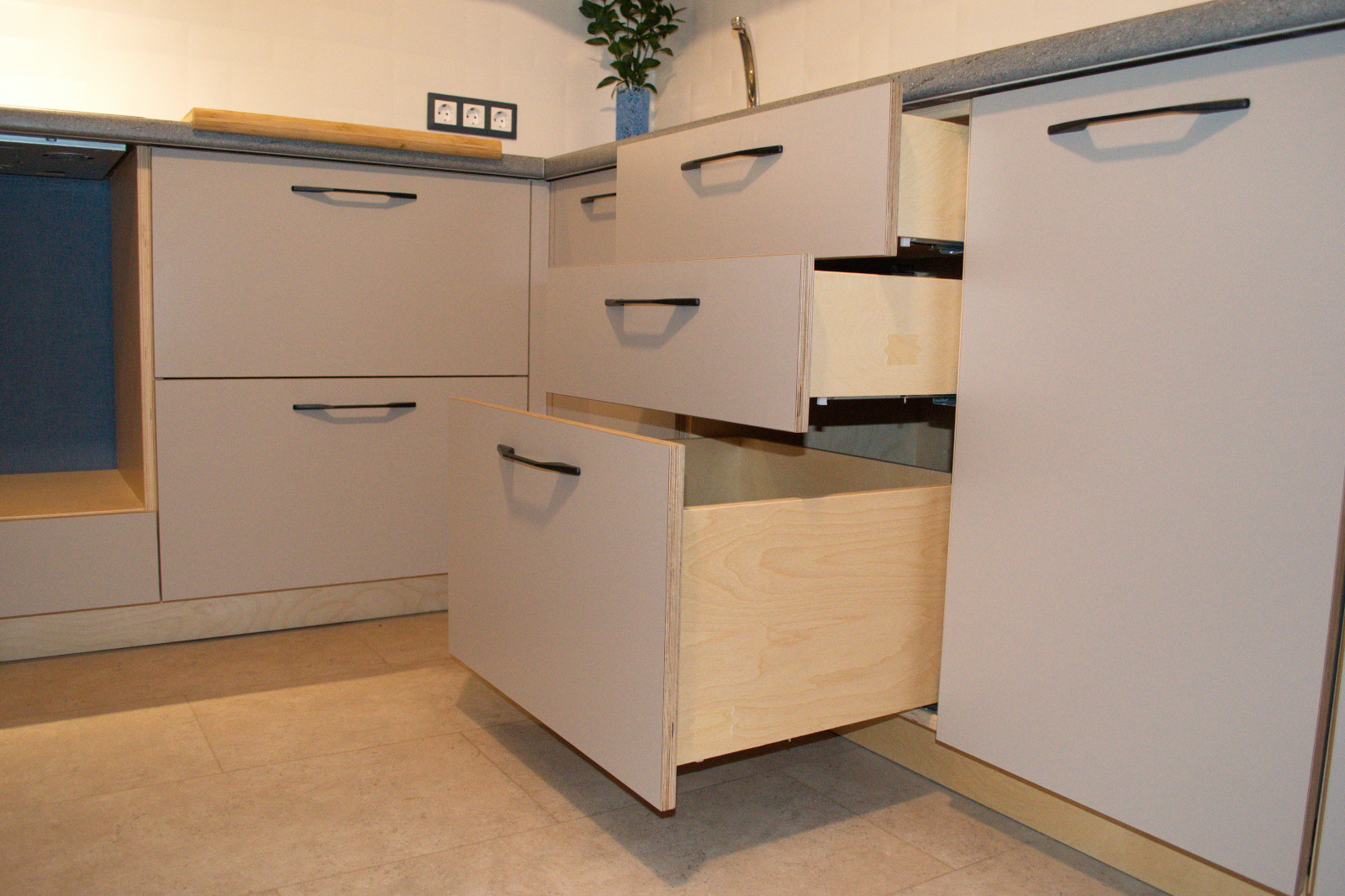 Кухня из фанеры, фасады - фанера с итальянским пластиком Abet Laminati