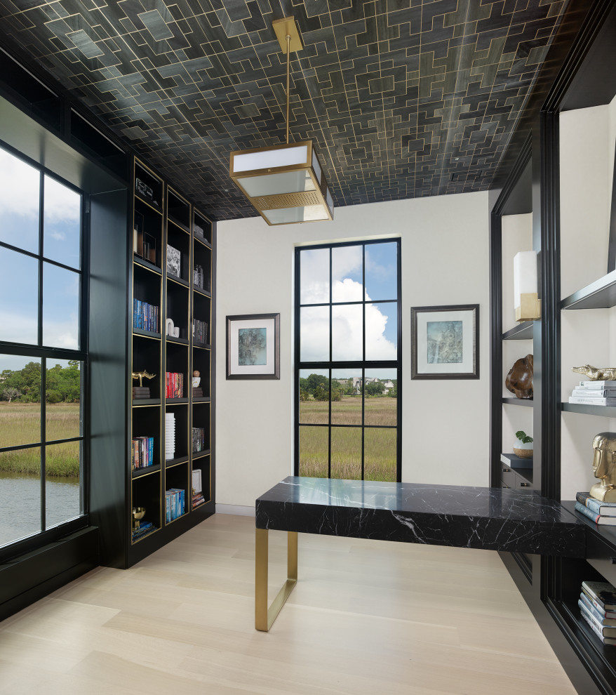 Cette image montre un petit bureau design avec une bibliothèque ou un coin lecture, un mur beige, parquet clair, un bureau intégré, un sol beige, un plafond en papier peint et du papier peint.