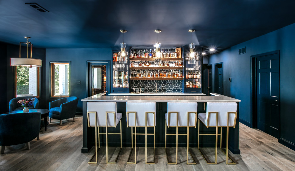 Foto di una grande taverna chic con angolo bar, pareti blu, pavimento in legno massello medio e pavimento marrone