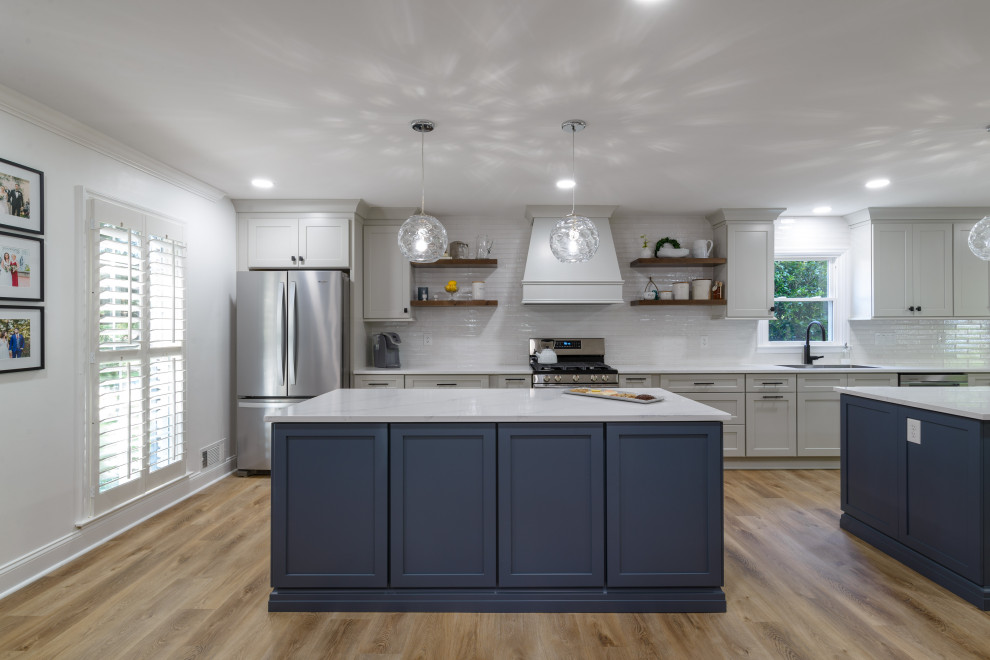 Kitchen - transitional kitchen idea in Atlanta
