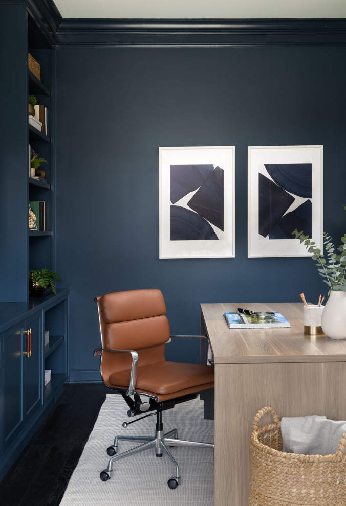 Inspiration pour un bureau traditionnel avec une bibliothèque ou un coin lecture, un mur bleu et un bureau indépendant.