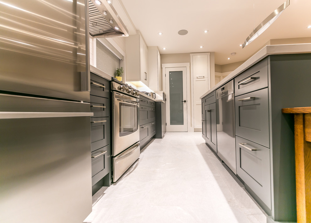 Transitional kitchen photo in Toronto