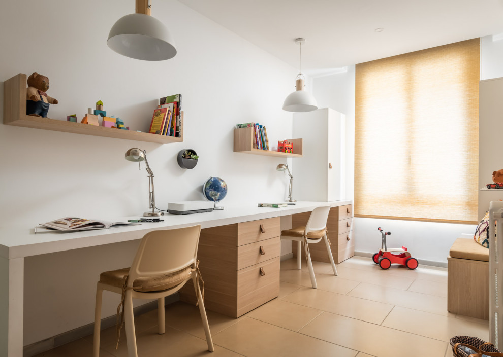 Foto på ett stort minimalistiskt arbetsrum, med ett fristående skrivbord