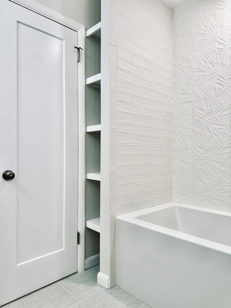 Источник вдохновения для домашнего уюта: маленькая ванная комната в современном стиле с ванной в нише, душем в нише, белой плиткой, керамической плиткой, белыми стенами, полом из керамической плитки и серым полом для на участке и в саду