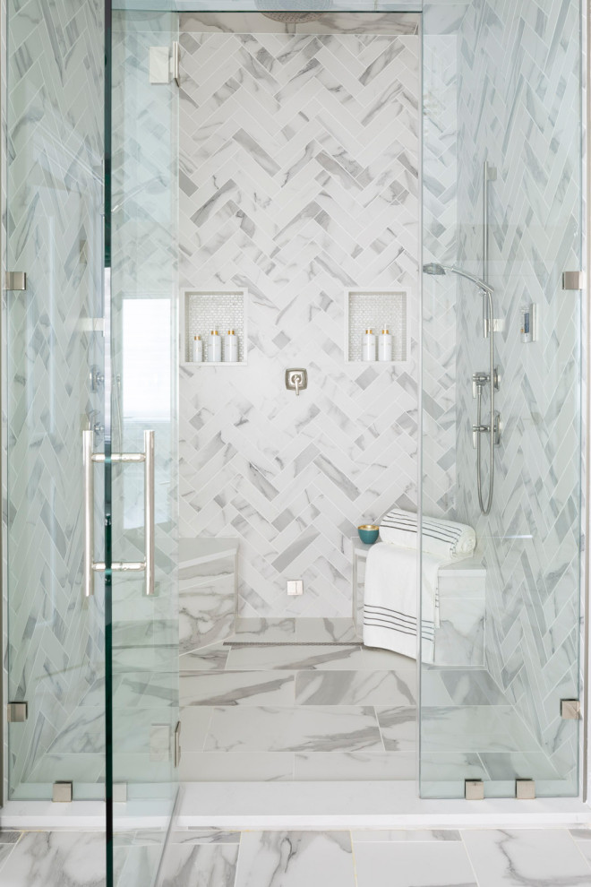 Inspiration för stora klassiska vitt en-suite badrum, med skåp i shakerstil, vita skåp, en dusch i en alkov, glaskakel, vita väggar, ett undermonterad handfat, bänkskiva i kvartsit, vitt golv och dusch med gångjärnsdörr