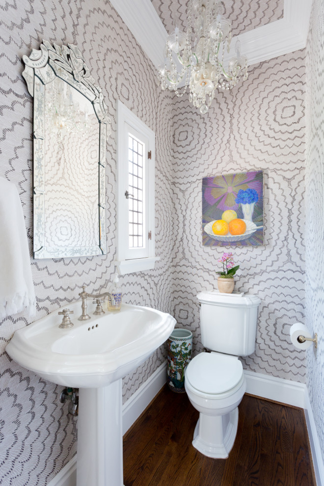 Aménagement d'un WC et toilettes classique avec un mur gris, parquet foncé, un lavabo de ferme, un sol marron et du papier peint.