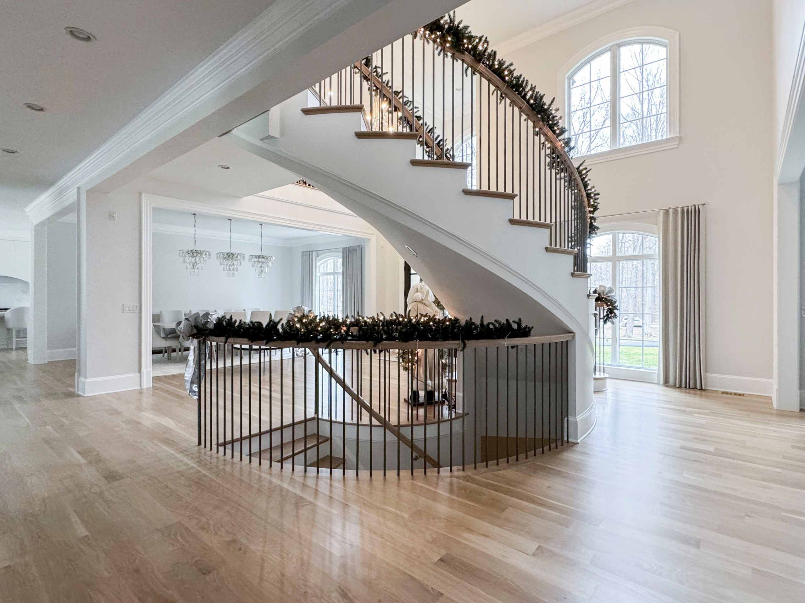 116_Elegant & Eye-catching Curved Staircase, Leesburg VA 20175